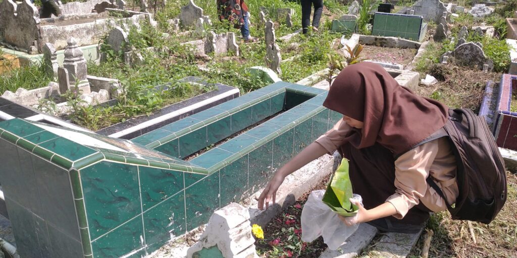 Seorang anak sedang ziarah. (foto EGINDO/fd)  