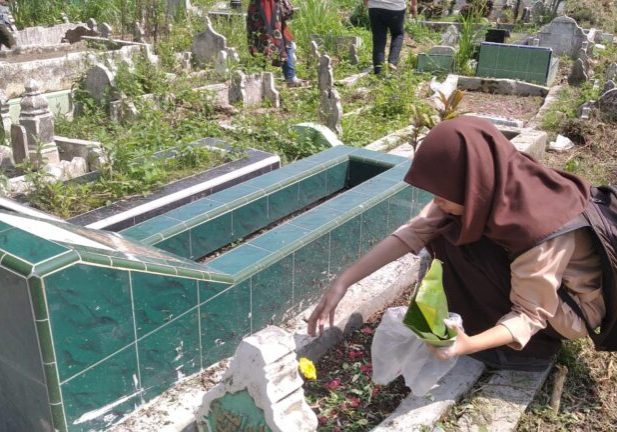 Seorang anak sedang ziarah. (foto EGINDO/fd)  