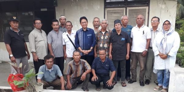 Para pensiunan karyawan PTPN I bersama pengacara Dr. Ibnu Affan SH,MHum (Baju Biru) foto bersama