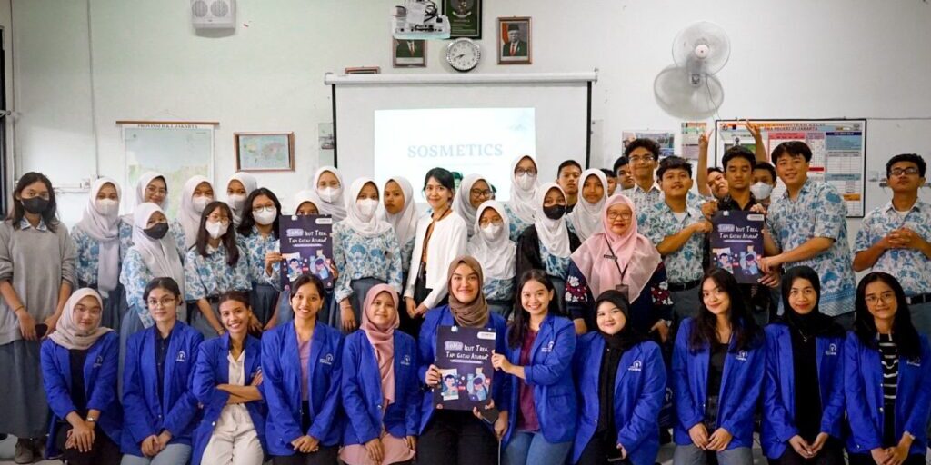 Agnes dan tim melakukan kampanye literasi media digital di SMAN 29 Jakarta

