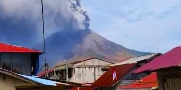 Aktivitas Gunung Sinabung erupsi aktivitas erupsi berdasarkan pengamatan visual di Kabupaten Karo, Sumatra Utara. (Foto: Fadmin Malau)