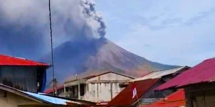 Gunung Sinabung erupsi pada Senin (31/8/2026) aktivitas erupsi tersebut belum mengganggu aktivitas kawasan Berastagi, Kabupaten Karo, Sumatra Utara. (Foto: Fadmin Malau)

