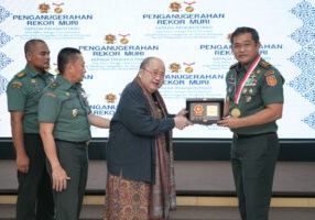 Letjen TNI Maruli Simanjuntak, M.Sc., menerima piagam penghargaan dari Museum Rekor MURI