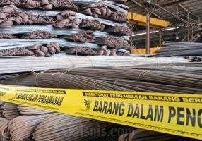 Sebanyak 3,60 juta batang baja tulang beton (BjTB) senilai Rp257 miliar milik PT Hwa Hok Steel dimusnahkan lantaran tidak memenuhi Standar Nasional Indonesia (SNI) di Serang, Banten, Jumat (26/4/2024).

