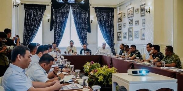 Wali Kota Medan, Rico Waas, memimpin rapat persiapan menyambut May Day. (Foto: Humas Pemko Medan)