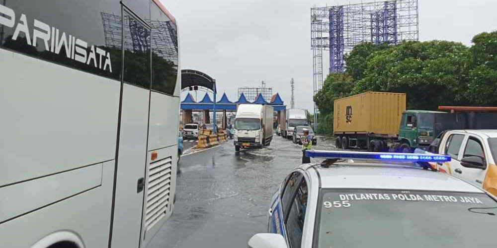 Genangan air setinggi 15 cm merendam ruas Tol Sedyatmo tepatnya Off Ramp Rawabokor/Korlantas Polri

