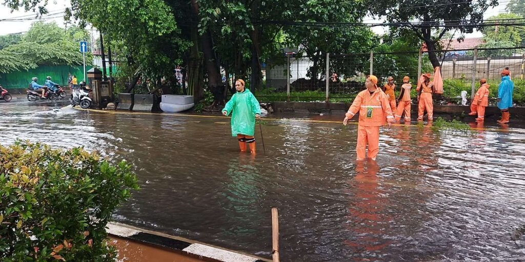 Ratusan petugas Sudin SDA saat menangani banjir di Bungur, Jakarta Pusat, Jumat (24/2/2023). 