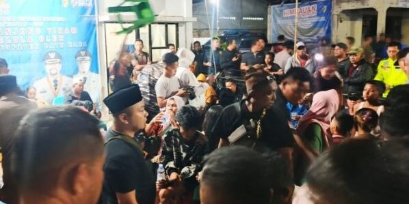 Wisatawan terdampar di Pulau Salah Namo yang selamat tiba di dermaga Tanjung Tiram, Batu Bara. (Foto: repro/mb)