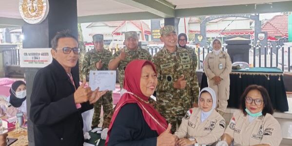 Pangdam 1/BB, Mayjen TNI Hendy Antariksa mengunjungi stand pemeriksaan kesehatan dan seorang warga Gustap P Marpaung sedang melakukan pemeriksaan kesehatan


