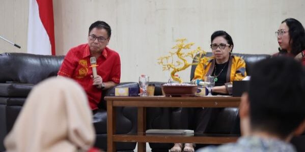 Anggota Komisi X DPR RI Fraksi PDI Perjuangan dr Sofyan Tan saat acara membedah buku, “Tionghoa Medan: Merajut Kebhinnekaan dalam Keharmonisan Berbangsa” karya Dr. Mariana Makmur, MA