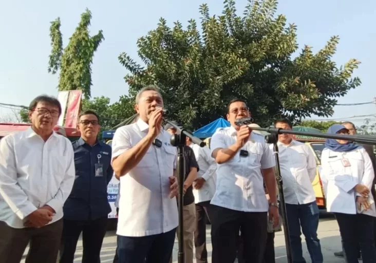 Menteri Perdagangan (Mendag), Zulkifli Hasan dan Kepala Badan Pangan Nasional (Bapanas) Arief Prasetyo Adi saat meninjau operasi pasar di Pasar Induk Beras Cipinang (PIBC), Jakarta Timur, Rabu (13/9/2023)

