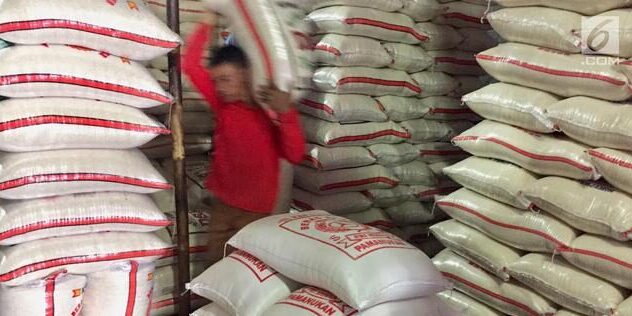 Buruh mengangkut karung beras di Pasar Induk Beras Cipinang, Jakarta

