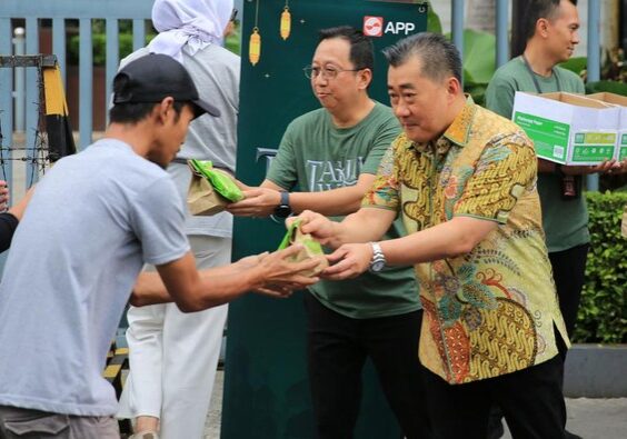 Berbagi takjil dengan kemasan kertas ramah lingkungan