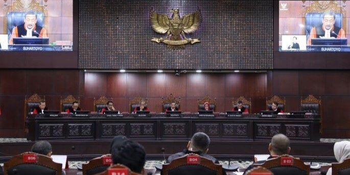 MK gelar sidang pengucapan putusan pengujian materiil Undang-Undang Nomor 18 Tahun 2003 tentang Advokat. (Foto: Humas MK/Ifa)

