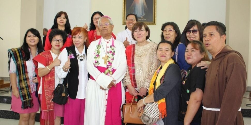 Ir. Cynthia Leowardy Pembina Yayasan Berkat Puncak Duaribu (YBPD) berfoto bersama Uskup dan devosan Kerahiman Ilahi usai misa dedikasi