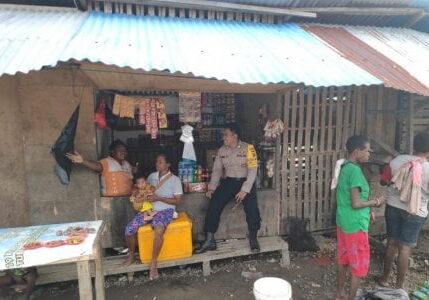 Brigadir Yudik Subandrio Istanto saat menyambangi dan beri himbauan kamtibmas kepada warga di pasar sore Kampung Pomako, Distrik Mimika Timur, Kabupaten Mimika, Papua, Rabu (05/02/2020) sore | Humas Polda Papua