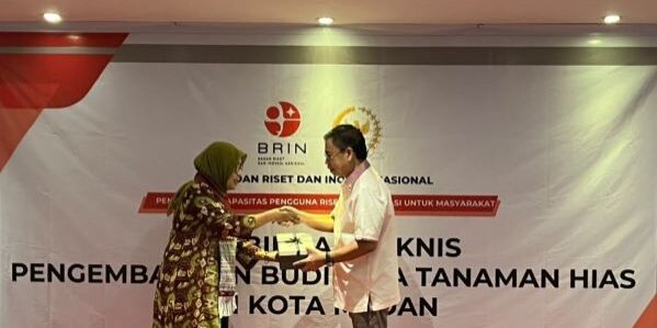 Anggota DPR RI dr Sofyan Tan menerima cendera mata saat Bimtek Pengembangan Budidaya Tanaman Hias di Hotel Polonia Medan