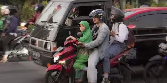 Ilustrasi bonceng tiga sepeda motor