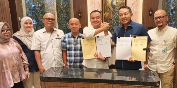 Ketua PWI Sumut Farianda Putra Sinik dan Kepala Kanwil BPJS TK, Kunto Wibowo, menandatangani perjanjian kerja sama

