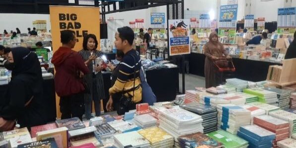 Pameran buku yang diselenggarakan untuk memasarkan buku kepada masyarakat