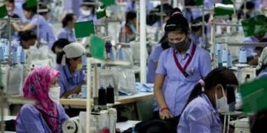 Buruh sedang bekerja di salah satu pabrik

