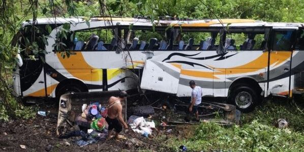 Bus pariwisata masuk jurang di Jangga Dolok, Lumbanjulu Kabupaten Toba