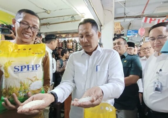 Direktur Umum Perum Bulog Budi Waseso melakukan sidak stok beras di Pasar Perumnas Klender, Jakarta Timur, Senin (28/8/2023).

