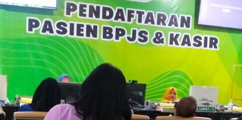 Pendaftaran untuk pasien BPJS Kesehatan di RSU Haji Medan, Provinsi Sumatera Utara. (Foto: Fadmin Malau)