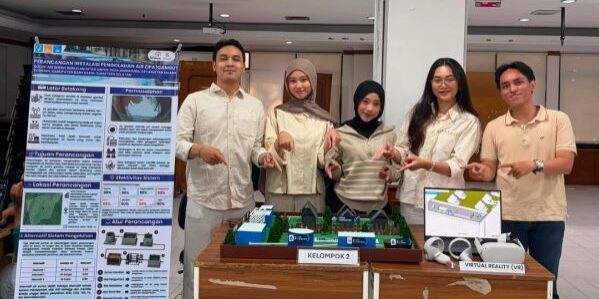 Vivaldi dan tim saat menghadiri pameran dalam kegiatan Capstone. (Foto: Humas UPER)


