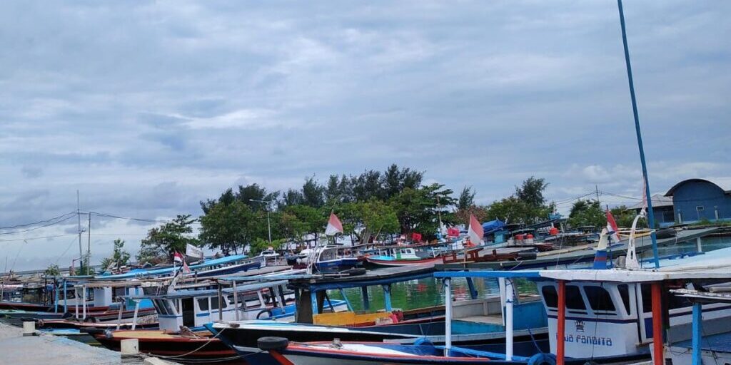 Kapal nelayan tradisional sandar di Dermaga Utara Pulau Tidung. (Foto: Fadmin Malau)

