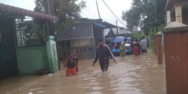 Banjir di kabupaten Deli Serdang Provinsi Sumut merendam rumah warga dan beberapa warga yang sakit terpaksa dievakuasi dengan perahu karet. (Foto: Fadmin Malau)