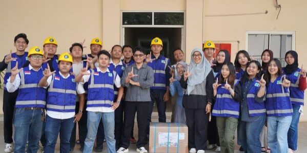 Mahasiswa Program Studi Teknik Logistik Universitas Pertamina bersama tim dalam pelaksanaan program PF SESAMA
