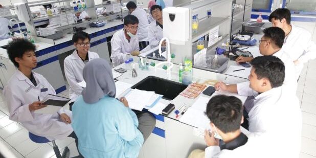 Kegiatan praktikum di Laboratorium Kimia Universitas Pertamina. (Foto: Humas UPER)

