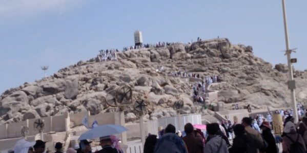 Jabal Rahmah berdiri kokoh di tengah hamparan Padang Arafah dengan tinggi sekira 70 meter dari permukaan laut. (Foto: Fadmin Malau)