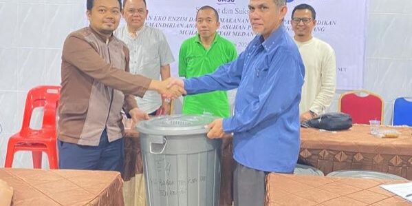 Penyerahan tong oleh Ketua Tim Pelaksana Hadriman Khair S.P, M.Sc sebagai tanda dimulainya pembuatan eko enzim dari sisa makanan