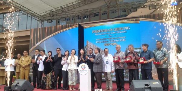Menteri Pendidikan Tinggi, Sains, dan Teknologi RI, Prof. Brian Yuliarto, bersama Ketua Dewan Pembina Yayasan Pendidikan Sultan Iskandar Muda, dr. Sofyan Tan, meresmikan Gedung Universitas Satya Terra (ST) Bhinneka di Medan. (Foto: Fadmin Malau)