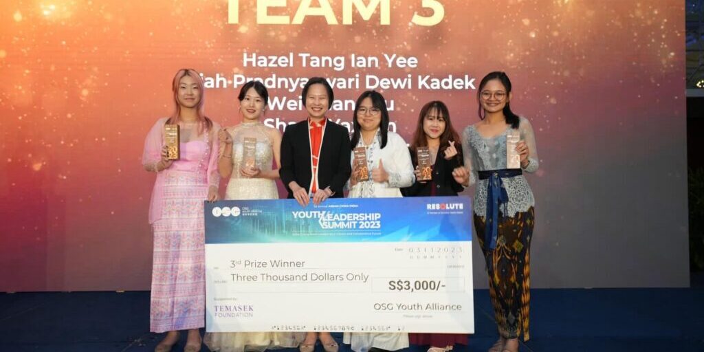 Kadek Diah beserta Tim The Feminine Five dalam malam penganugrahan ASEAN-China-India Youth Leadership Summit 2023
