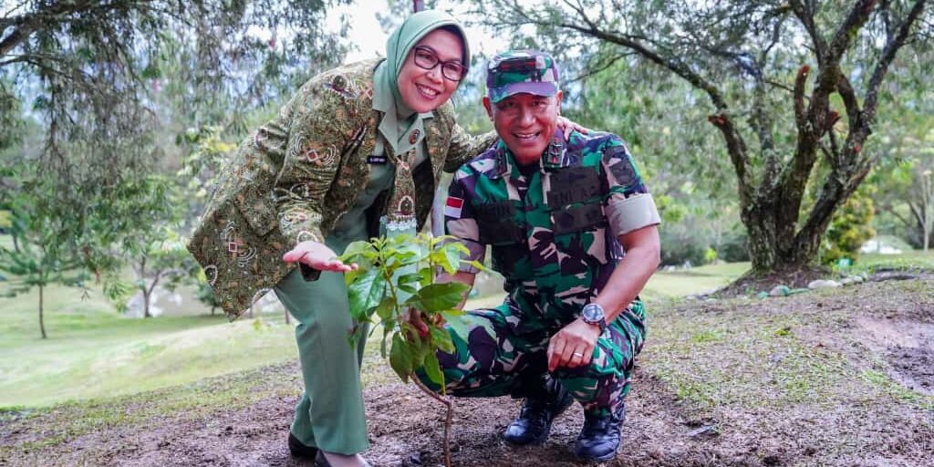 Pangdam XVII/Cenderawasih Mayjen TNI Amrin Ibrahim, S.I.P dan Ketua Persit Kartika Chandra Kirana (KCK) Daerah XVII/Cenderawasih Ny. Surry Amrin Ibrahim melakukan penanaman pohon
