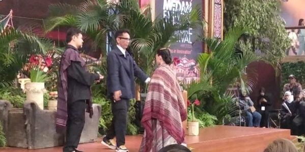 Edward Hutabarat dan Torang Sitorus menjelaskan tentang ulos yang dipakai mode bermutasi jadi fesyen. (Foto: Fadmin Malau)