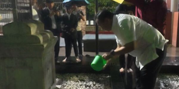 Effendi MS Simbolon ziarah dan kebaktian di Makam I.L. Nommensen di Sigumpar
