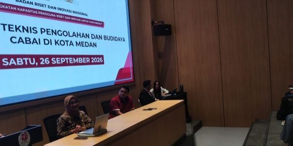 Peneliti BRIN Gina Aliya Sopha, S.P., M.Si., Ph.D memaparkan tentang Pengolahan dan Budidaya Cabai di Kota Medan. (Foto: Fadmin Malau)