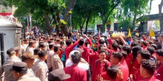 Ikatan Mahasiswa Muhammadiyah (IMM) Sumatera Utara berdemo di depan gedung DPRD Sumatera Utara, Bubarkan DPR
