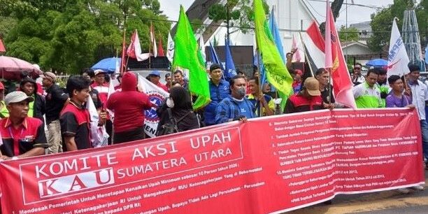 Massa buruh dari Komite Aksi Upah Sumut menggelar aksi unjuk rasa di depan Kantor Gubernur Sumut