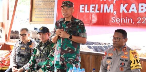 Pangdam XVII/Cenderawasih Mayjen TNI Amrin Ibrahim, S.I.P., bersama Kapolda Papua Irjen Pol Petrus Patrige Rudolf Renwarin, S.H.,M.Si

