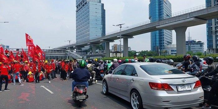 Partai Buruh melangsungkan aksi di dalam halaman Kantor Kemnaker RI. Jalan Gatot Subroto, Kuningan Timur, Setia Budi, Jakarta Selatan tampak padat merayap, Selasa (21/3/2023). 


