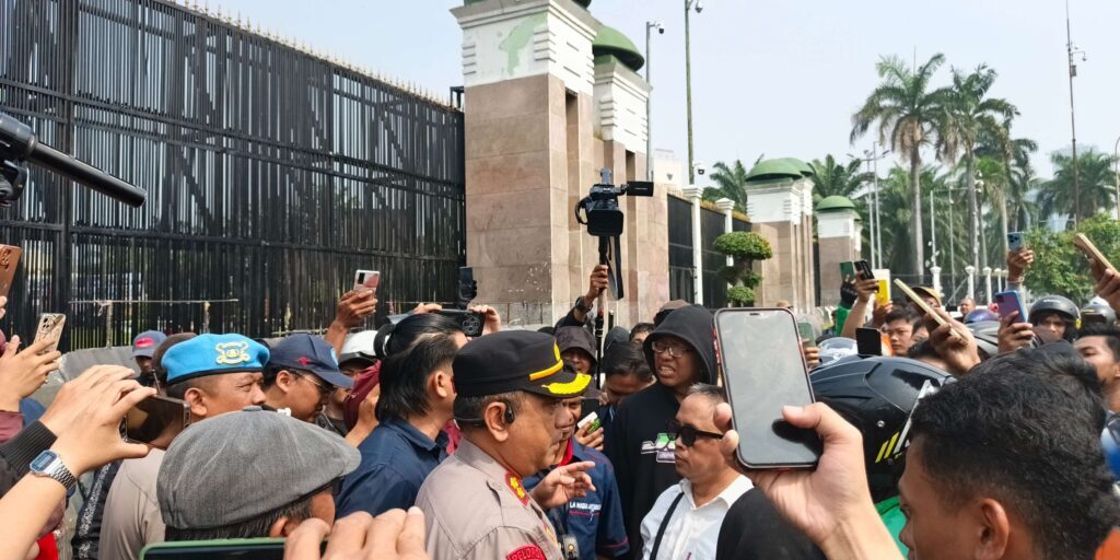 Aparat mengamankan jalannya aksi unjuk rasa di depan Gedung DPR RI, Senayan, Jakarta, Senin (25/8/2025).