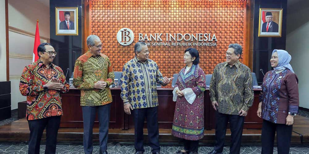 Gubernur Bank Indonesia Perry Warjiyo (ketiga kiri) berbincang dengan Deputi Gubernur Juda Agung (dari kiri), Deputi Gubernur Dody Budi Waluyo, Deputi Gubernur Senior Destry Damayanti, Deputi Gubernur Doni Primanto Joewono, dan Deputi Gubernur Aida S. Budiman di sela-sela konferensi pers Rapat Dewan Gubernur (RDG) di Jakarta, Kamis (19/1/2023).

