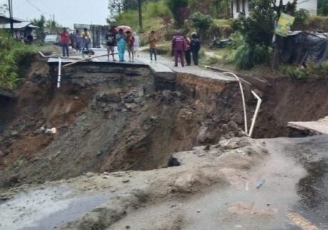 Ruas jalan Sidikalang – Dolok Sanggul putus total

