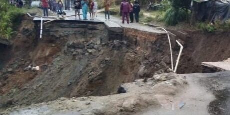 Ruas jalan Sidikalang – Dolok Sanggul putus total

