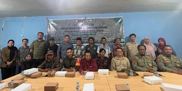 Membahas pencegahan karhutla, dialog bersama masyarakat pemahaman ketentuan berlaku di kawasan hutan dan Perizinan Berusaha Pemanfaatan Hutan (Foto: dok SHJ)